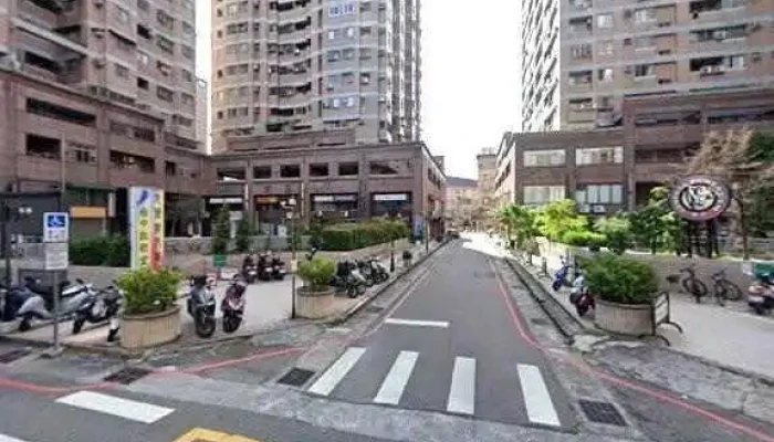 Da Shi Fu Shi Clothing StoresTai Zhong Nan Xing Nu Xing Fu Shi Chen Shan Yang Zhuang Taichung Jie Jing He 360 Du Quan Jing Zhao - Taichung City, South District