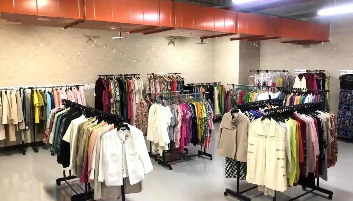 Da Shi Fu Shi Clothing StoresTai Zhong Nan Xing Nu Xing Fu Shi Chen Shan Yang Zhuang Taichung Shang Jia Shang Chuan - Taichung City, South District