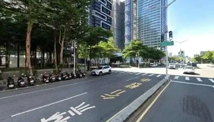 Jia Le Fu Chao Shi Gao Xiong Mei Zhu Dong Dian Jie Jing He 360 Du Quan Jing Zhao - Kaohsiung City, Gushan District