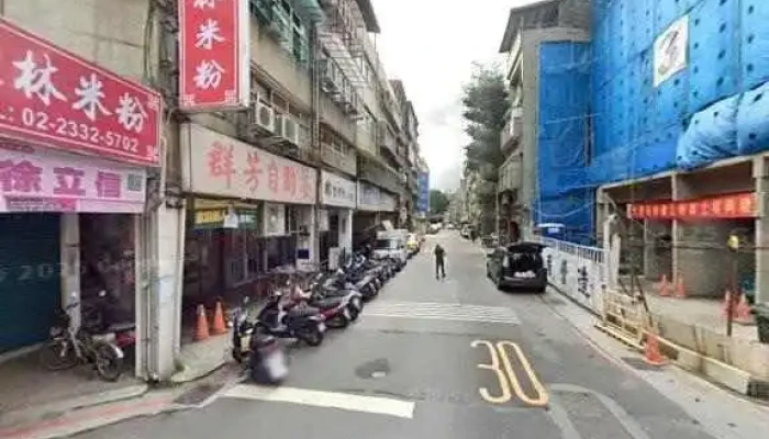Jia Le Fu Chao Shi Tai Bei Da Li Dian Jie Jing He 360 Du Quan Jing Zhao - Taipei City, Wanhua District