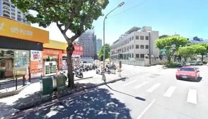 Jia Le Fu Chao Shi Zuo Ying Nan Ping Dian Jie Jing He 360 Du Quan Jing Zhao - Kaohsiung City, Zuoying District