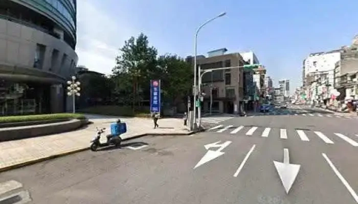 Le Xian Liang Fang  Da Run Fa Zhong Lun Dian Jie Jing He 360 Du Quan Jing Zhao - Taipei City, Zhongshan District