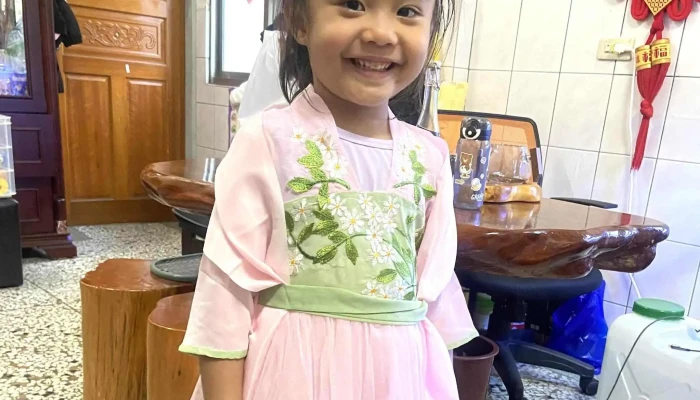 Qian Nian Zhi Lian  Han Fu Tai Wan   Tuan Ti Fu Biao Yan Fu Ban Fu Pi Fa Ling Shou 電話 - Changhua County, Xihu Township