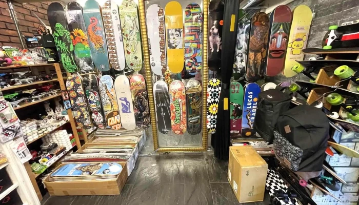 Xing Chen Hua Ban Fu Shi Dian Stardust Skate Shop Shang Jia Shang Chuan - Pingtung County, Pingtung City