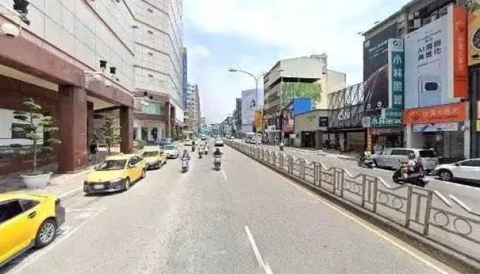 Bershka -  Jie Jing He 360 Du Quan Jing Zhao - Taichung City, North District