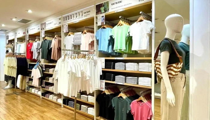 Uniqlo Tai Zhong Da Lu Ge Xin Shi Dai Gou Wu Zhong Xin Dian Shang Jia Shang Chuan - Taichung City, East District