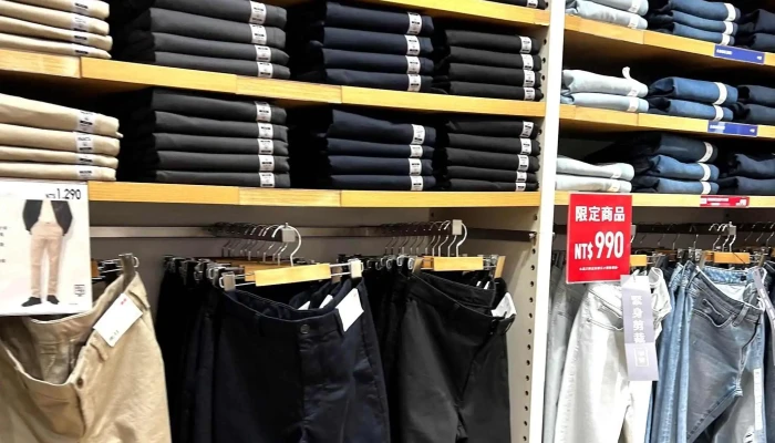 Uniqlo Tai Zhong Da Lu Ge Xin Shi Dai Gou Wu Zhong Xin Dian 號碼 - Taichung City, East District