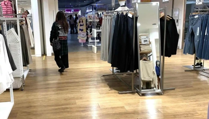 Uniqlo Tai Zhong Da Lu Ge Xin Shi Dai Gou Wu Zhong Xin Dian 電話 - Taichung City, East District