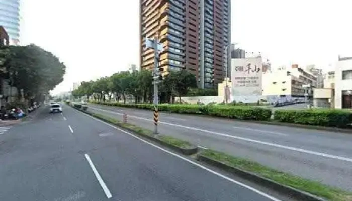 Uniqlo Tai Zhong Guang San SogoBai Huo Dian Jie Jing He 360 Du Quan Jing Zhao - Taichung City, West District