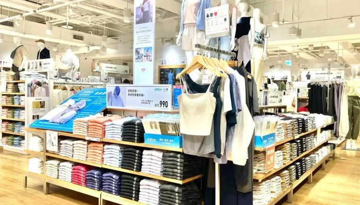 Uniqlo Tai Zhong Qin Mei Cheng Pin Lu Yuan Dao Dian Shang Jia Shang Chuan - Taichung City, West District