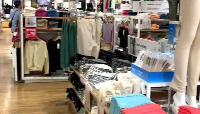 Uniqlo Tai Zhong Qin Mei Cheng Pin Lu Yuan Dao Dian Shi Pin - Taichung City, West District