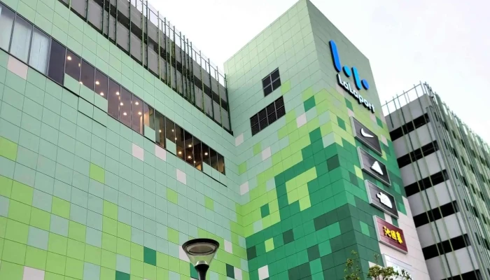 Uniqlo Tai Zhong Qin Mei Cheng Pin Lu Yuan Dao Dian 視頻 - Taichung City, West District